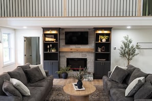 Smart TV, fireplace, table football - Timber Cove Woodland Retreat - New 4 BR/3 BA - Hocking Hills - Hot Tub (Amanda)