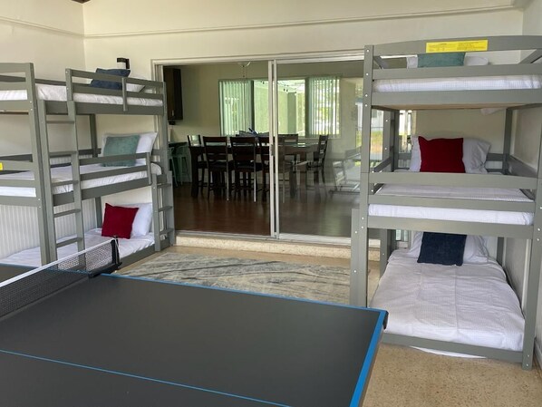 4 bedrooms, internet, bed sheets