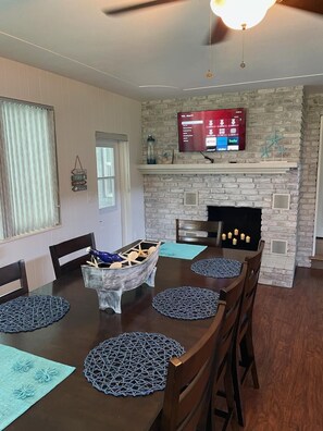 Dining - Bright, spacious 4 bedroom heated pool home that comfortably sleeps 12 people!! (Bradenton)