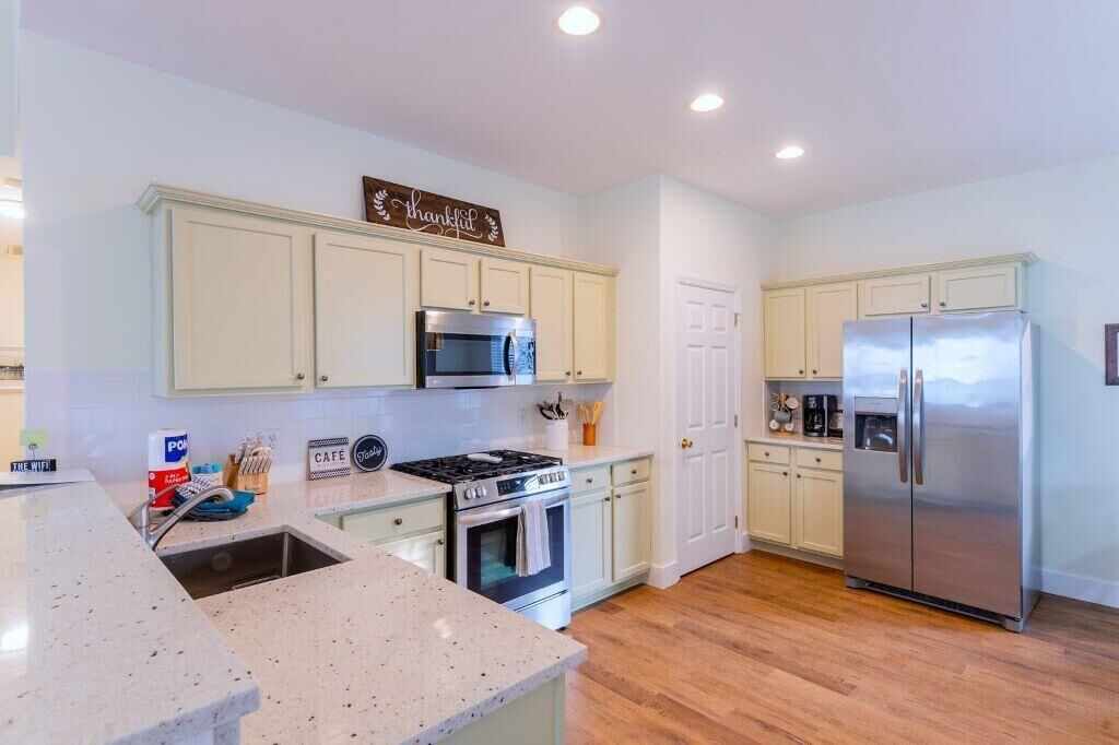 Casa, varias camas, patio, vista al jardín (Calypso Cottage) | Cocina privada | Cafetera y tetera, refrigerador, microondas y horno 