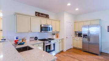 Casa, varias camas, patio, vista al jardín (Calypso Cottage) | Cocina privada | Cafetera y tetera, refrigerador, microondas y horno