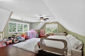 5 bedrooms, WiFi, bed sheets