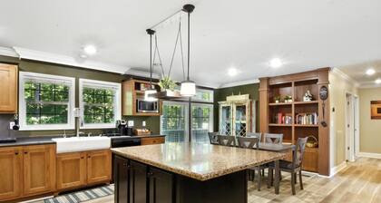 NEW! Cozy Cove Escape - Lakeside Retreat