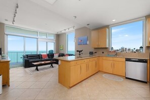 Réfrigérateur, micro-ondes, four, lave-vaisselle