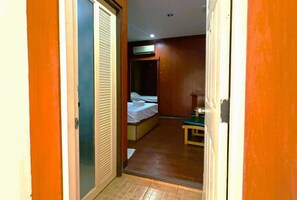 Budget Double - OYO 75583 Fut Fit Fo Fai Inn Hotel (Kanchanaburi)