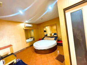 Deluxe Double - OYO 75583 Fut Fit Fo Fai Inn Hotel (Kanchanaburi)