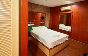 Budget Double | Free WiFi, bed sheets - OYO 75583 Fut Fit Fo Fai Inn Hotel (Kanchanaburi)