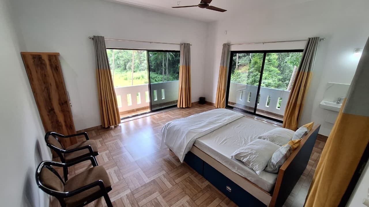 4 habitaciones, tabla de planchar con plancha, wifi y ropa de cama 