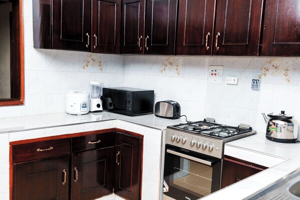 Refrigerador em uma área comum, micro-ondas em uma área comum