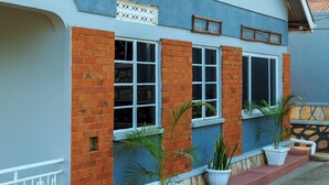 Front of property - Kandez Holiday Home (Entebbe)