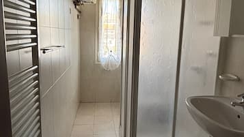 Douche, sĂšche-cheveux, bidet, serviettes fournies