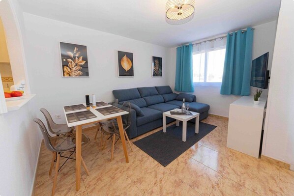 TV - "Sol&Mar" apartment with bedroom and pool (Torrevieja)