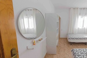 1 bedroom, iron/ironing board, WiFi, bed sheets - "Sol&Mar" apartment with bedroom and pool (Torrevieja)
