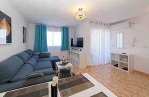 TV - "Sol&Mar" apartment with bedroom and pool (Torrevieja)