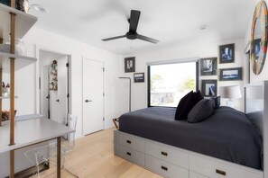 4 chambres, fer et planche à repasser, lit de bébé portatif