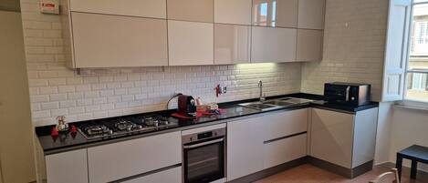 Jääkaappi, mikroaaltouuni, uuni, liesi