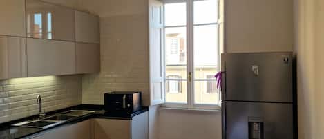 Frigorifero, microonde, forno, piano cottura