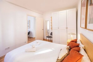 3 bedrooms, iron/ironing board, Internet, bed sheets - 32PAA1126 - Three Bedroom Apartment, Sleeps 5 (Barcelona)