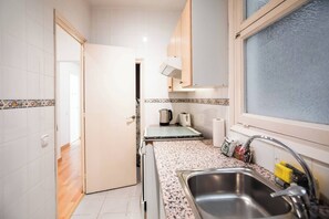 Kühlschrank, Mikrowelle, Ofen, Wasserkocher mit Kaffee-/Teezubehör