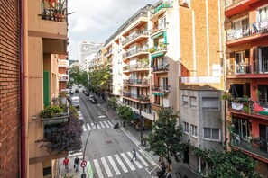 Un immeuble résidentiel à plusieurs étages doté de balcons, une rue piétonne et un passage pour piétons.
