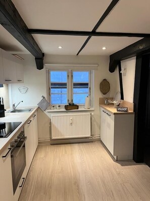 Kühlschrank, Mikrowelle, Ofen, Geschirrspüler