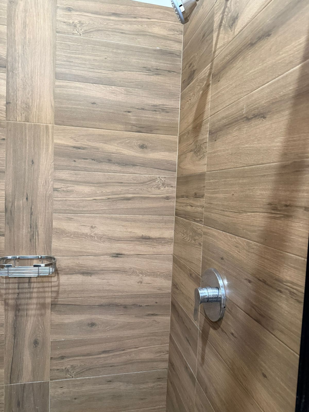 Douche, serviettes fournies, papier toilette