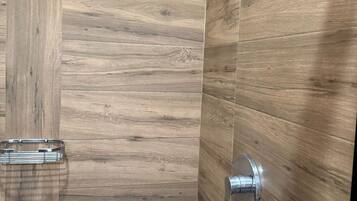 Douche, serviettes fournies, papier toilette