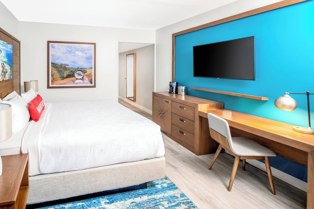 خزنة داخل الغرفة ومكتب ومساحة عمل للكمبيوتر المحمول ومكواة/لوح كي