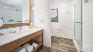 Studio Suite, 1 King Bed with Sofa bed (Studio, 1 King, Balcony) | Bathroom | Shower, hair dryer, towels, soap