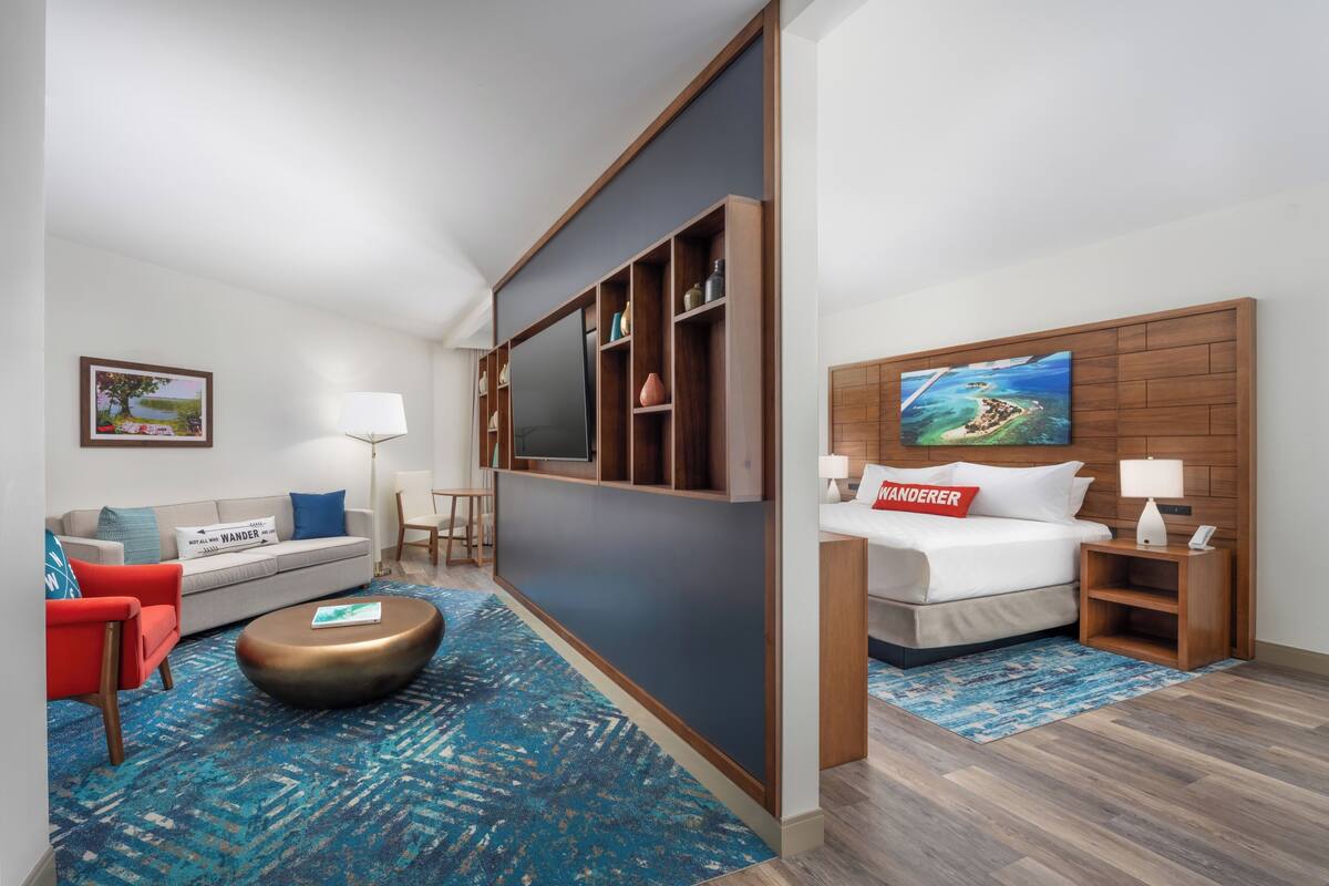 Studio Suite, 1 King Bed with Sofa bed (Studio, 1 King, Balcony) | In-room safe, desk, laptop workspace, iron/ironing board