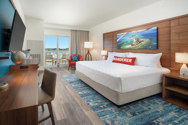 Premium Room, 1 King Bed (Balcony) | Coffre-fort, bureau, espace de travail pour ordinateurs portables