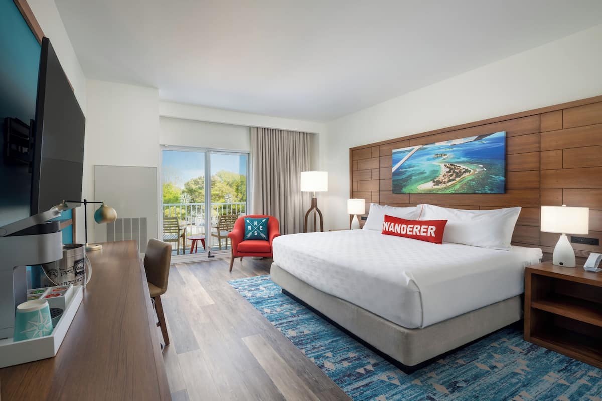 Standard Room, 1 King Bed (Balcony) | 客房內保險箱、書桌、筆電工作空間、熨斗/熨衣板