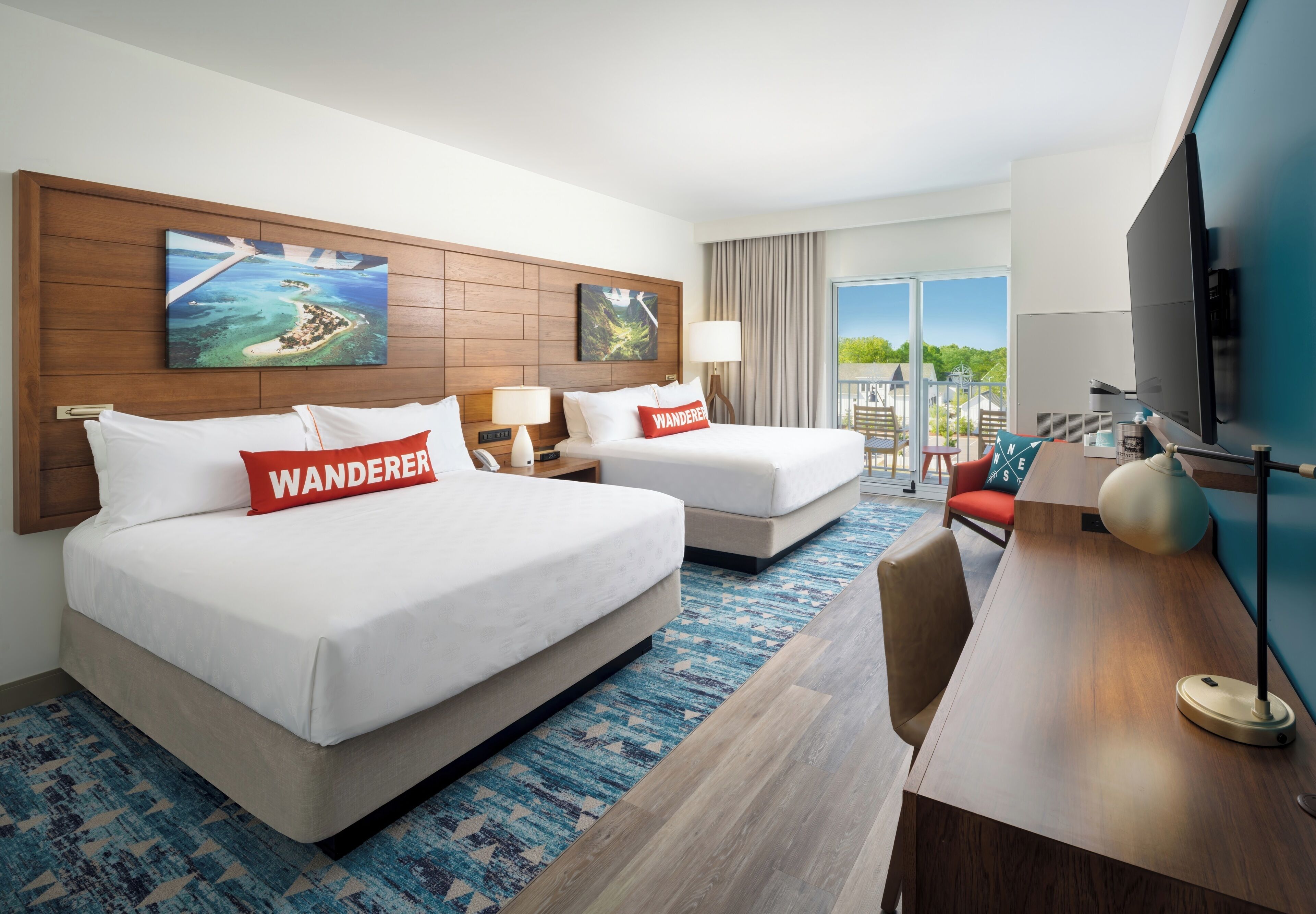 Standard Room, 2 Queen Beds (Balcony) | ตู้นิรภัยในห้องพัก, โต๊ะทำงาน, พื้นที่ทำงานแบบใช้แล็ปท็อป