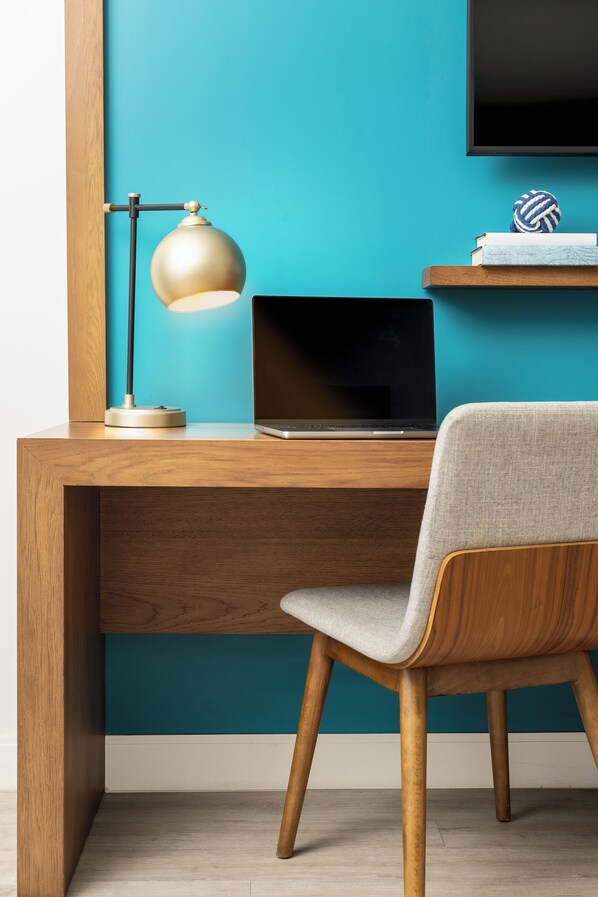 خزنة داخل الغرفة ومكتب ومساحة عمل للكمبيوتر المحمول ومكواة/لوح كي