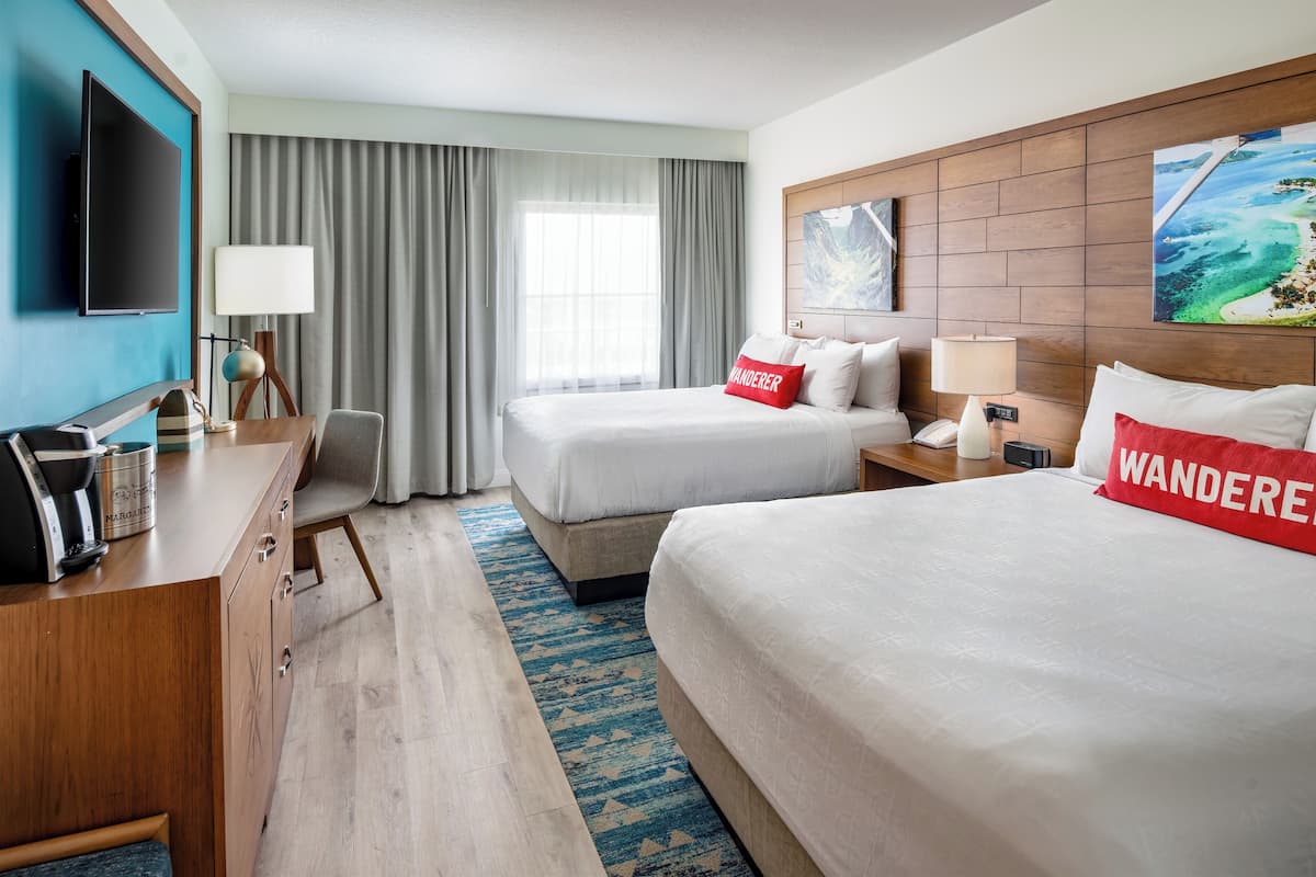 خزنة داخل الغرفة ومكتب ومساحة عمل للكمبيوتر المحمول ومكواة/لوح كي