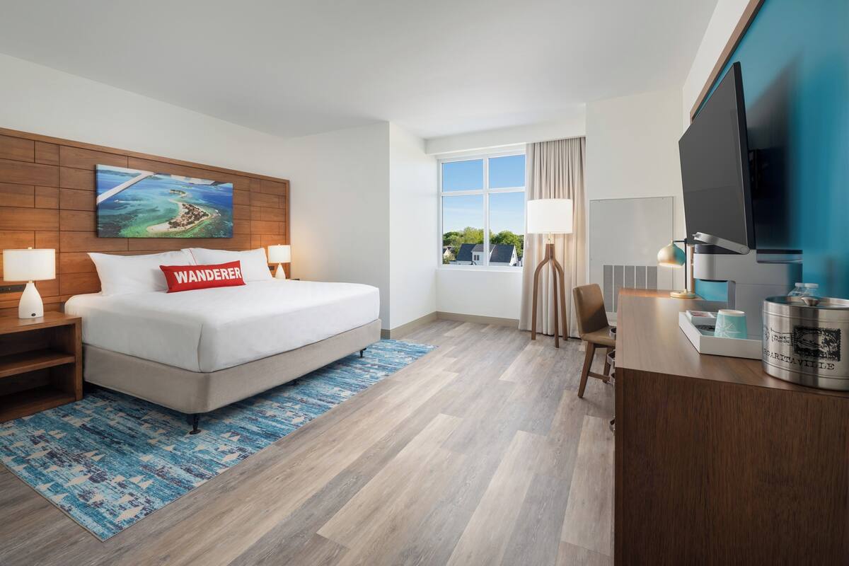 Standard Room, 1 King Bed, Mobility Accessible (No Balcony) | 客房內保險箱、書桌、筆電工作空間、熨斗/熨衣板