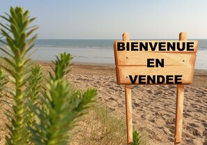 A wooden welcome sign with the text "BIENVENUE EN VENDEE" on a beach. - 3-bedroom mobile home (Saint-Jean-de-Monts)