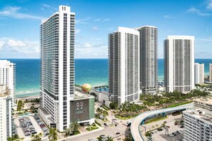 Exterior - FIFA 2026 Stay! Spacious 2BR/2BA Near Miami, FLL, Casino & Parking (Hallandale Beach)