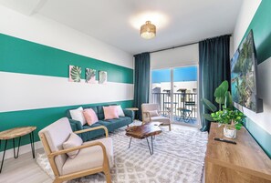 Smart TV, music library - FIFA 2026 Stay! Spacious 2BR/2BA Near Miami, FLL, Casino & Parking (Hallandale Beach)