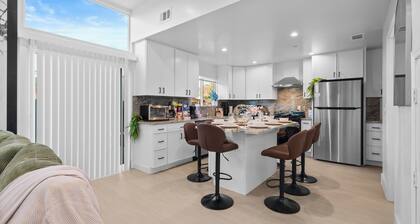 Hot Tub, King Bed, 3-BR/2.5-Bath w Yard, Parking