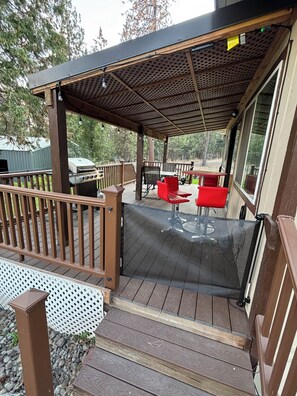 Outdoor dining - Rustic Charm Meets Lakeside Bliss in Pine Hollow (Tygh Valley)