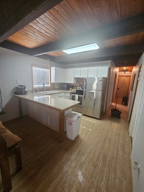 Fridge, microwave, oven, stovetop - Rustic Charm Meets Lakeside Bliss in Pine Hollow (Tygh Valley)