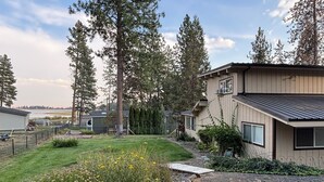 Un quartier résidentiel avec une maison dotée d’un toit en pente et d’une allée gravillonnée.