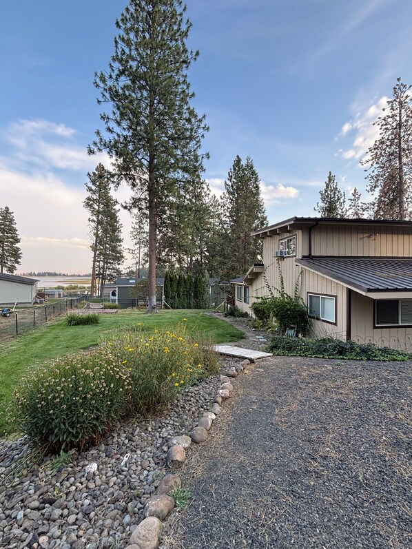 Property grounds - Rustic Charm Meets Lakeside Bliss in Pine Hollow (Tygh Valley)