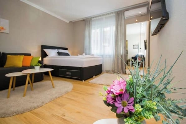 Iron/ironing board, WiFi, bed sheets