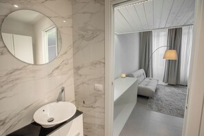 Douche, sèche-cheveux, bidet, serviettes fournies