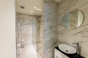 Douche, sèche-cheveux, bidet, serviettes fournies