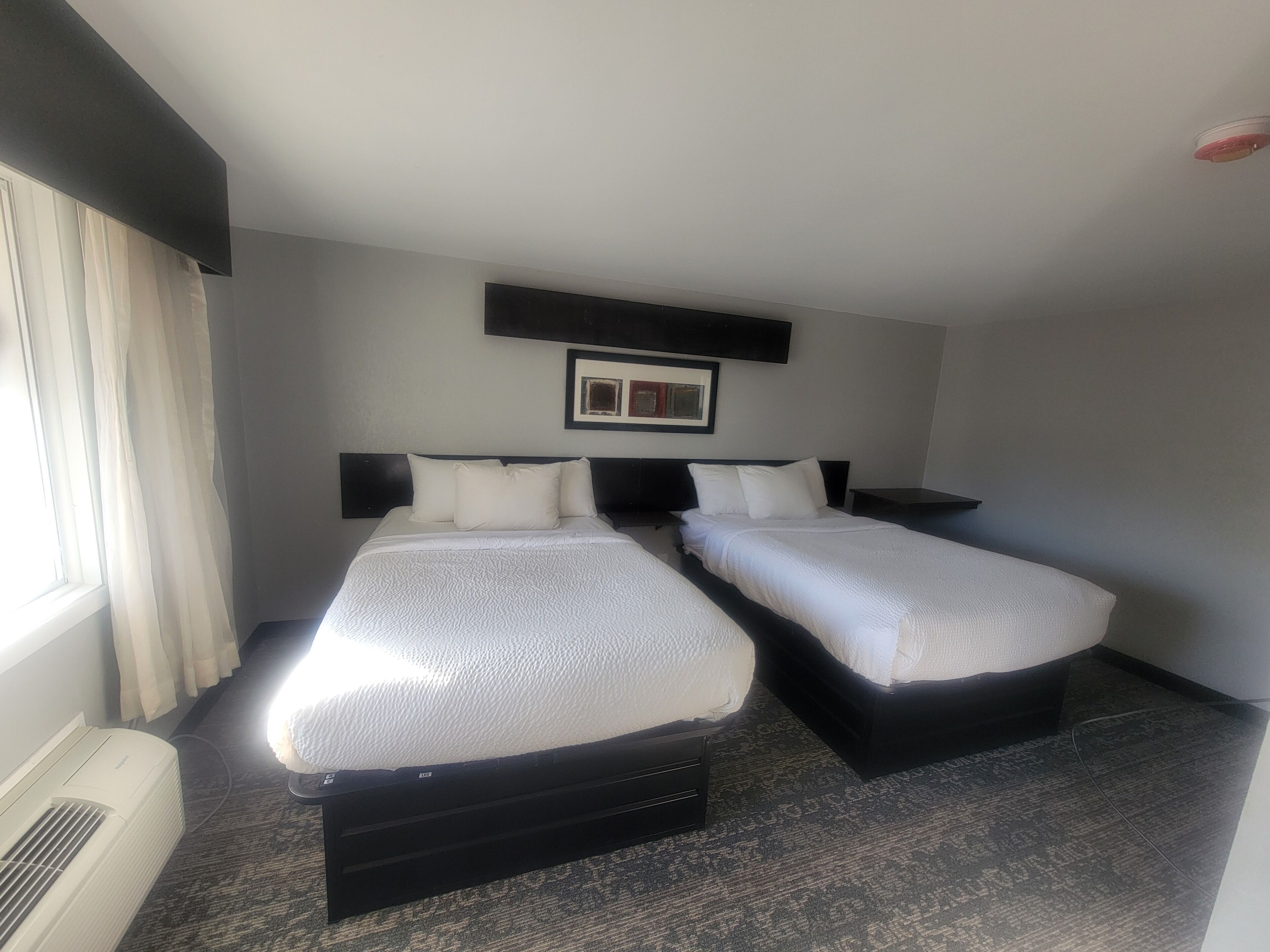 Escritorio, espacio para trabajar con laptop y wifi gratis 