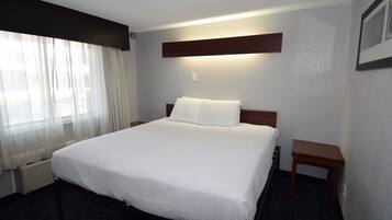 Kamar Standar, 1 Tempat Tidur King | Meja kerja, ruang kerja ramah laptop, Wi-Fi gratis, dan seprai linen