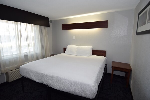 Standardværelse - 1 kingsize-seng | Skrivebord, arbejdsområde til bærbare computere, gratis Wi-Fi, sengetøj